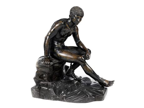 Seltene, sitzende Figur des Hermes
